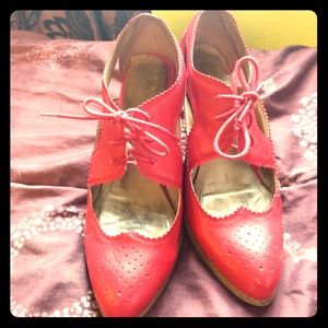 Vintage style red heels.